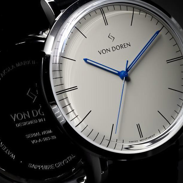 Von Doren klokke. Modell Aksla Antique White med blå visere.