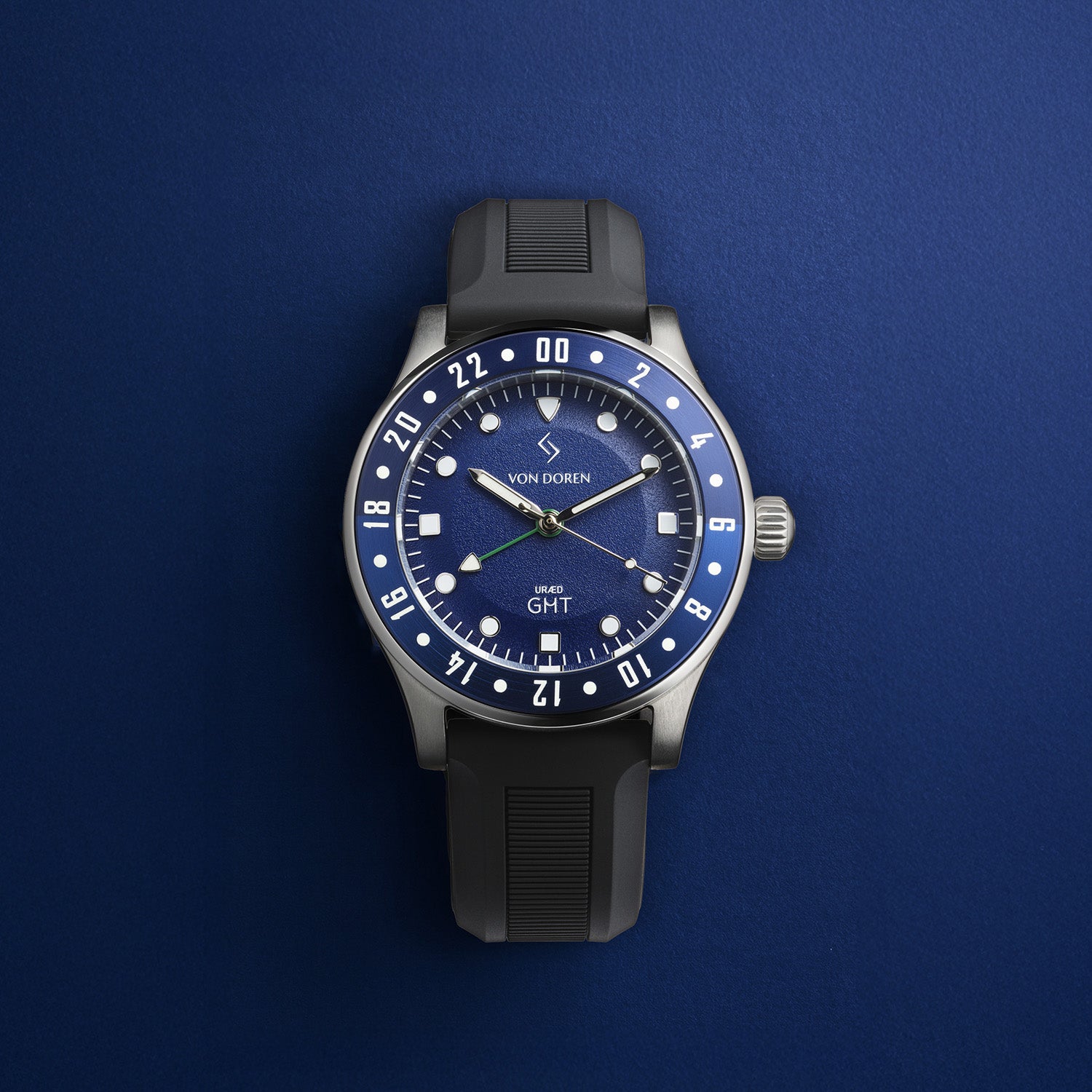 Von Doren Uræd GMT klokke med blåskive om sort gummireim