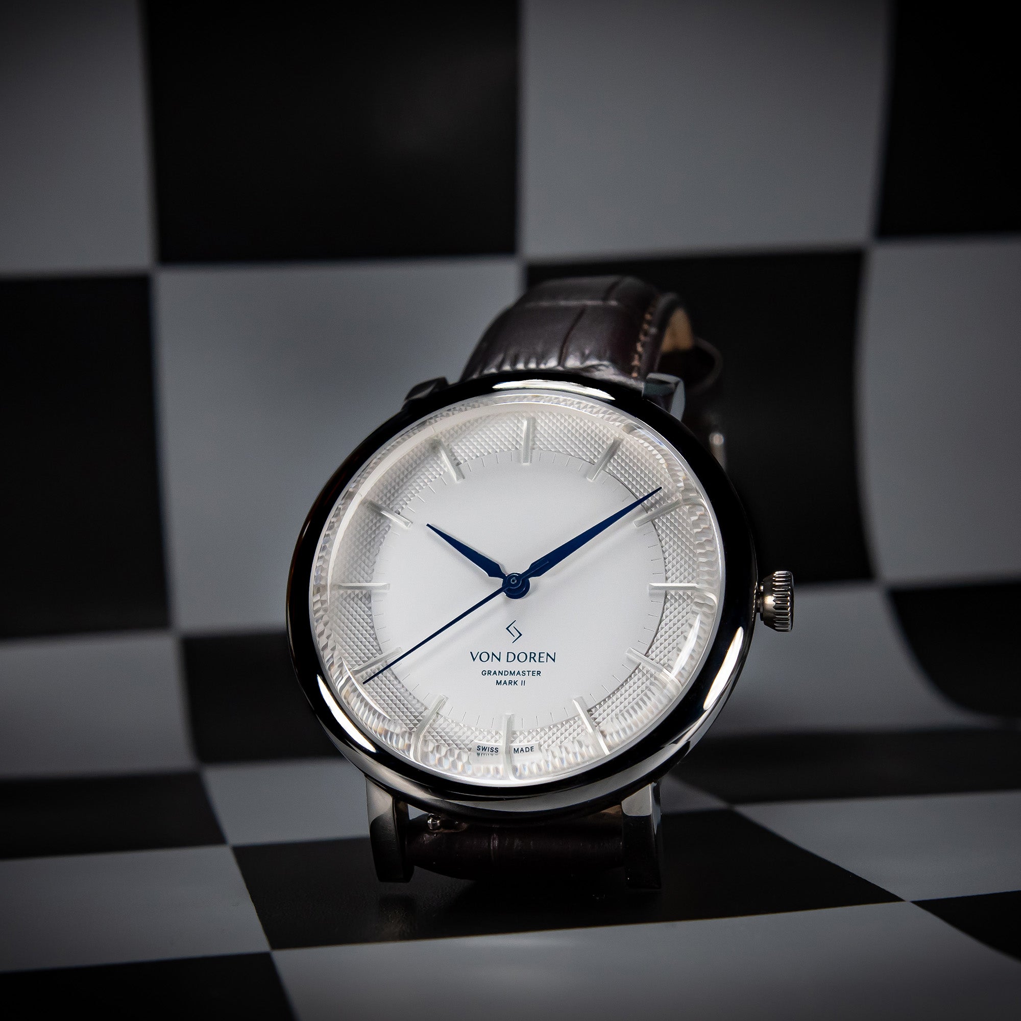 Hvit Von Doren kokke med sjakkruter bak