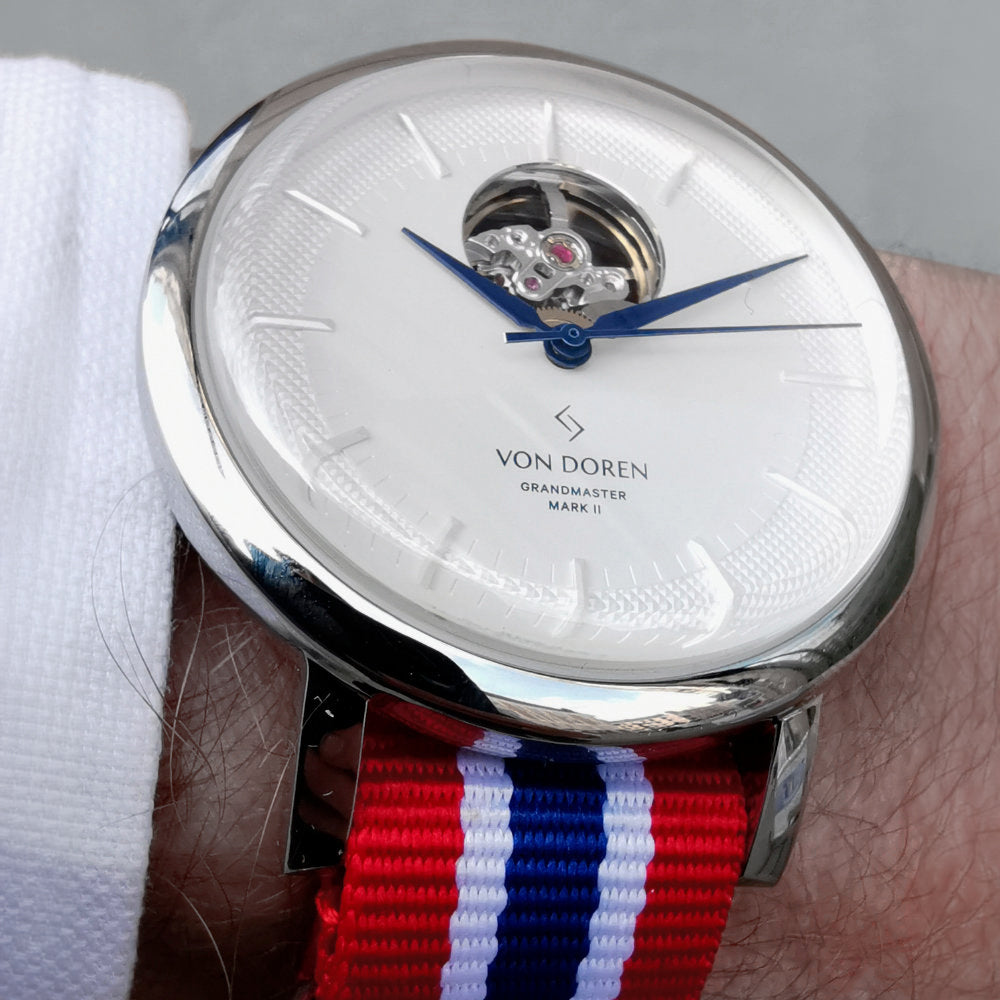 Von Doren Grandmaster Mark II med hvit tallskive og norsk NATO-rem i rødt, hvitt og blått.