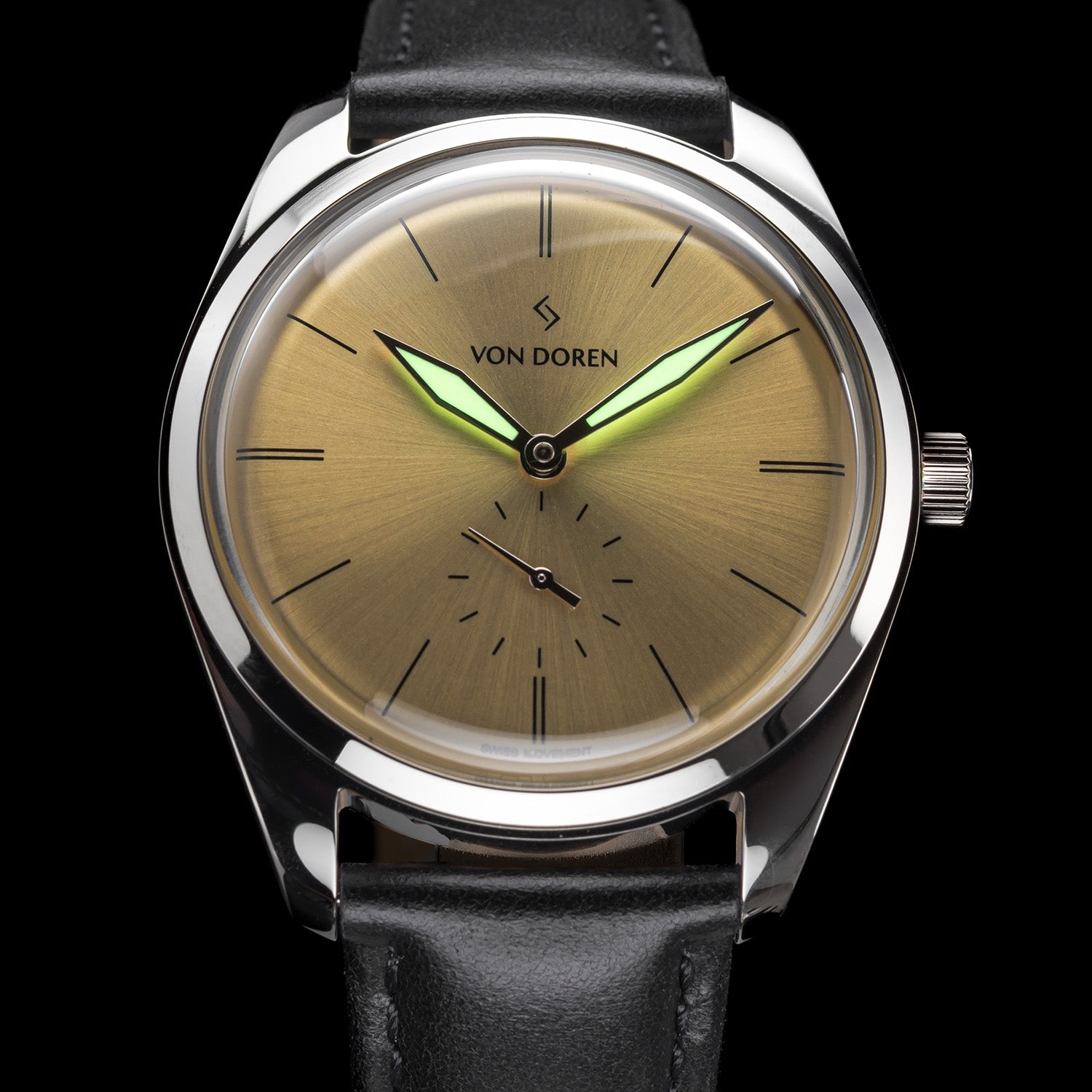 Selvlysende visere på en gul klokke