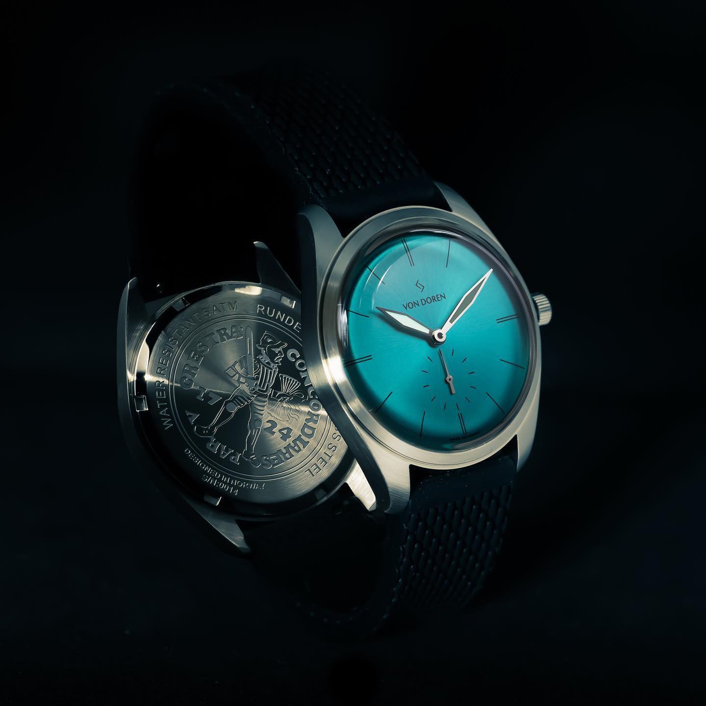 Von Doren klokke. Modell Runde Riva blue med speilrefleks av baklokket.