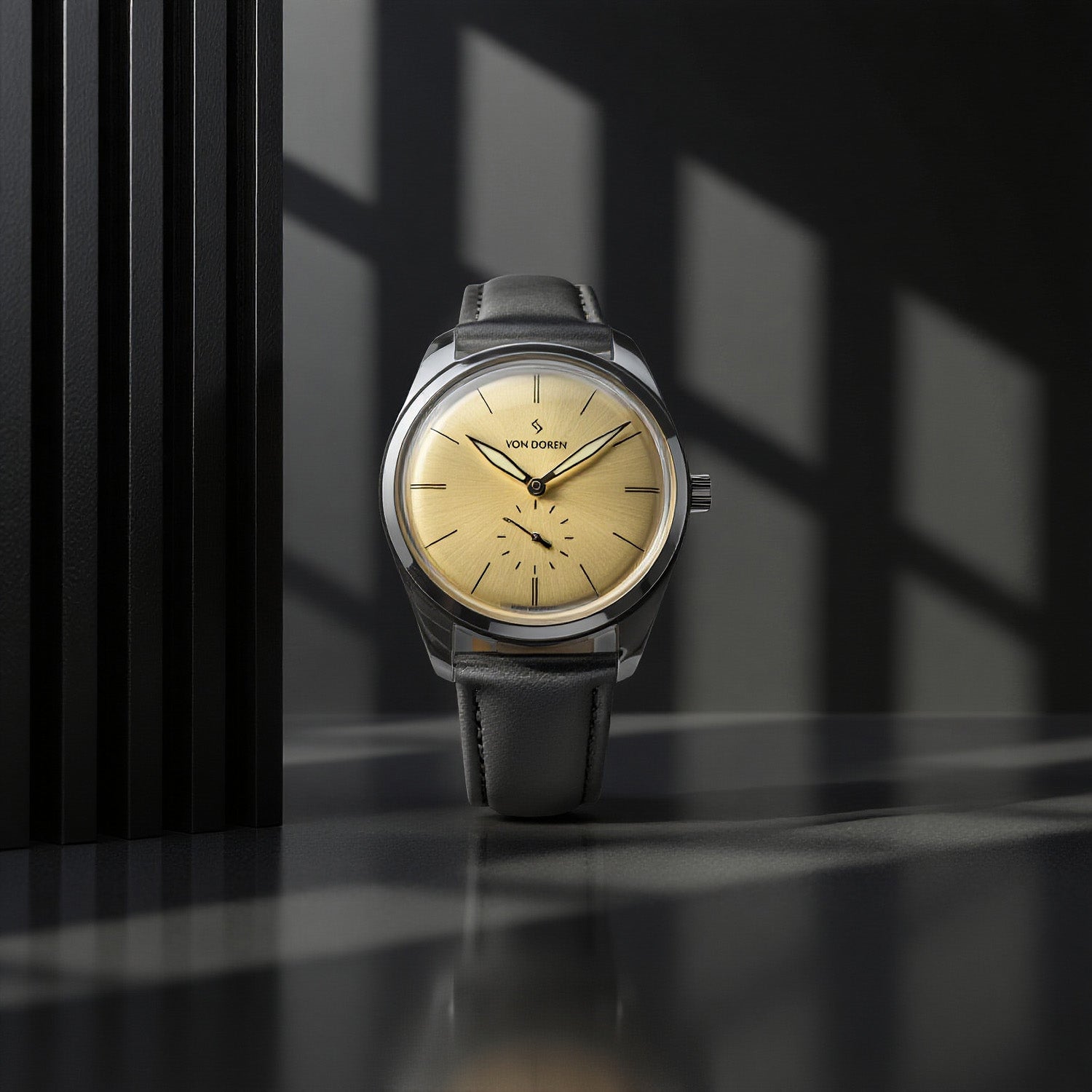Von Doren klokke med gull urskive sort lærrem og polert stålkasse.