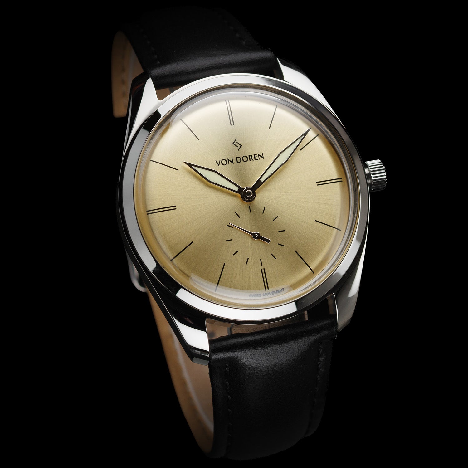 Klokke med skive i gull og sort skinnreim