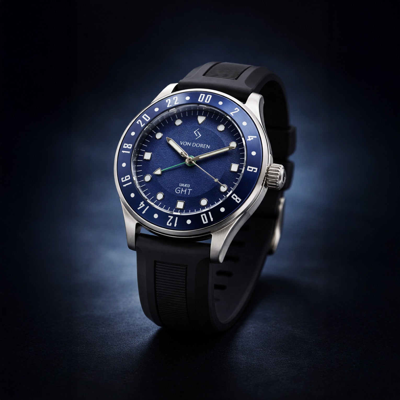 Von Doren URÆD GMT blå skive vist skrått mot venstre på mørk bakgrunn.