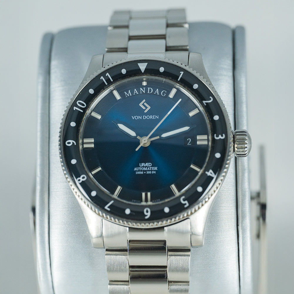 Von Doren Uræd GMT, med stållenke – og blå bezel med premium finish.