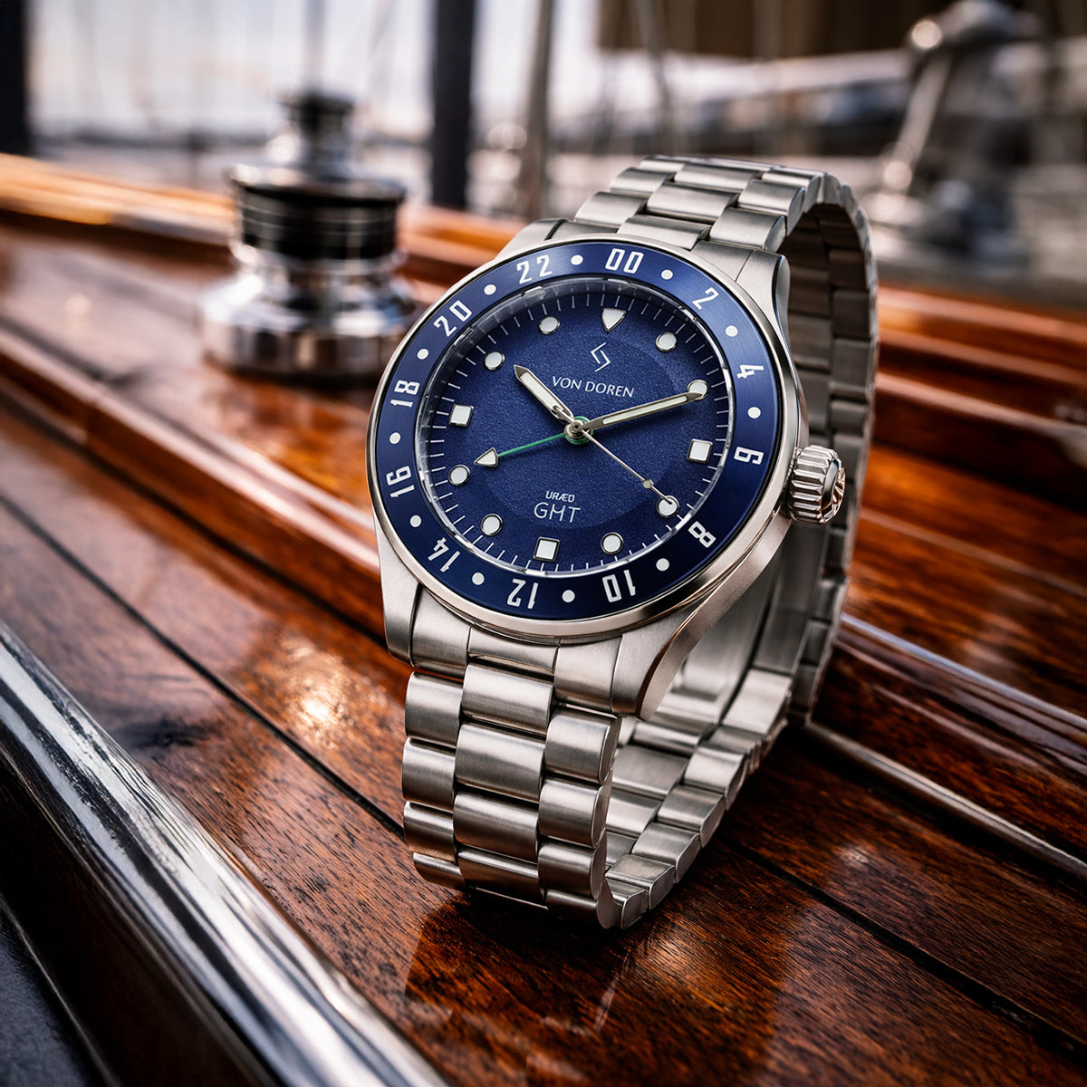 Von Doren URÆD GMT med blå skive og stållenke fotografert på dekk av en eksklusiv seilskute.