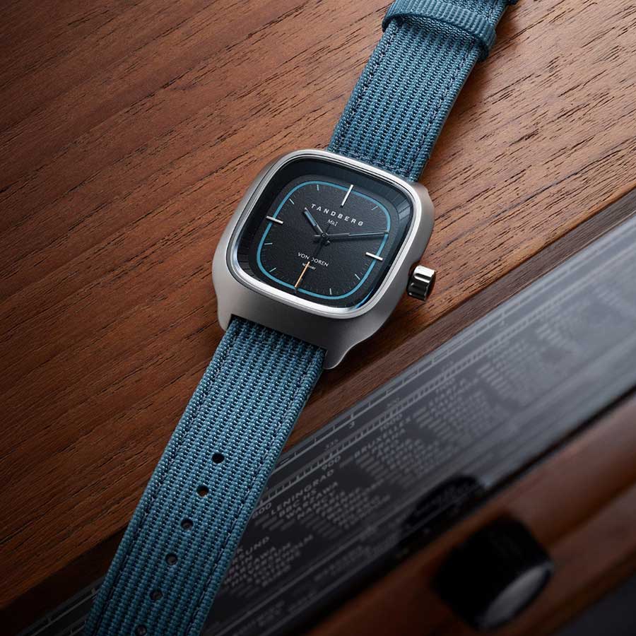 Von Doren Tandberg kokke liggende oppå en gammel Tandberg radio.