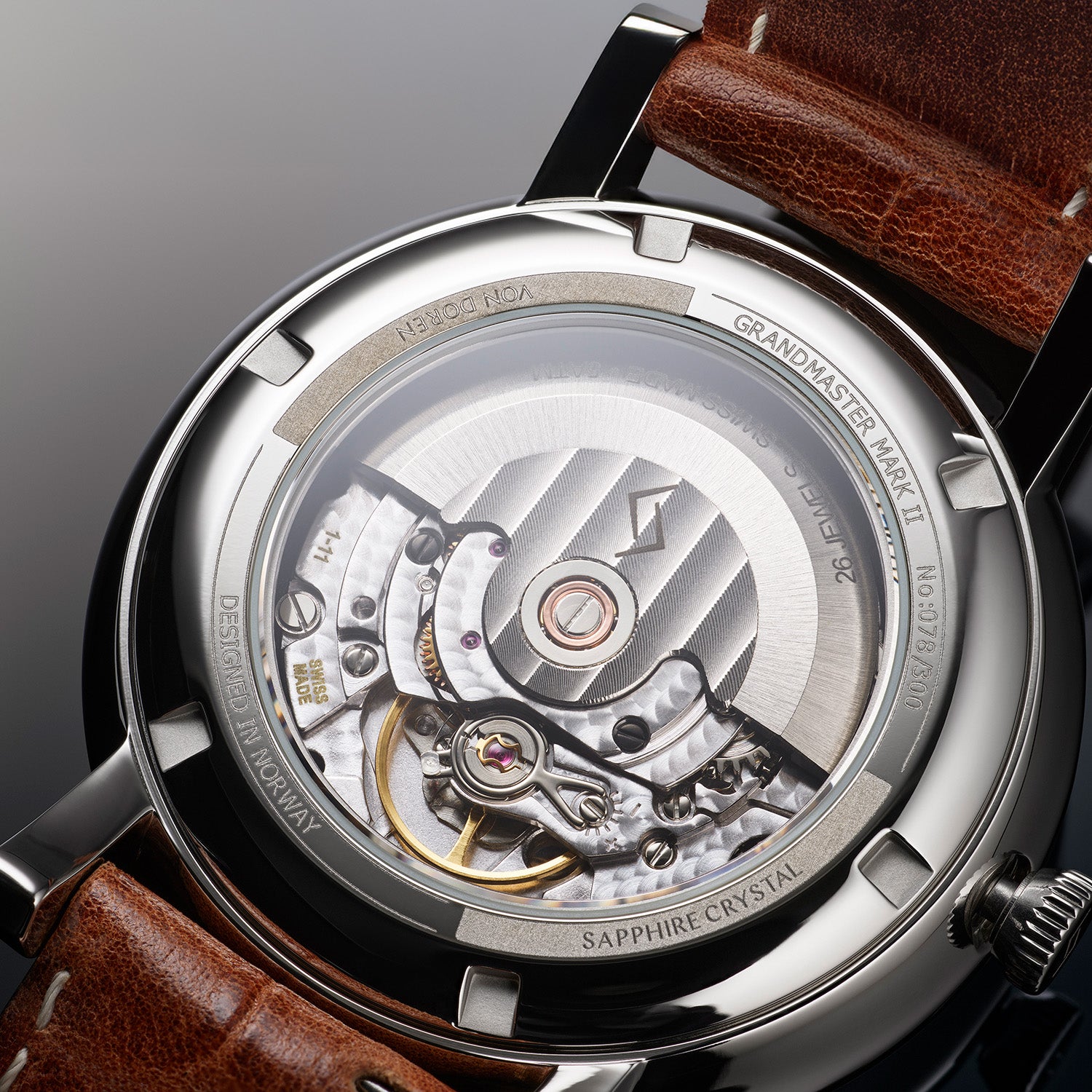 Baklokk på Von Doren Grandmaster Mark II med innsyn til det automatiske urverket og gravert modellnavn.