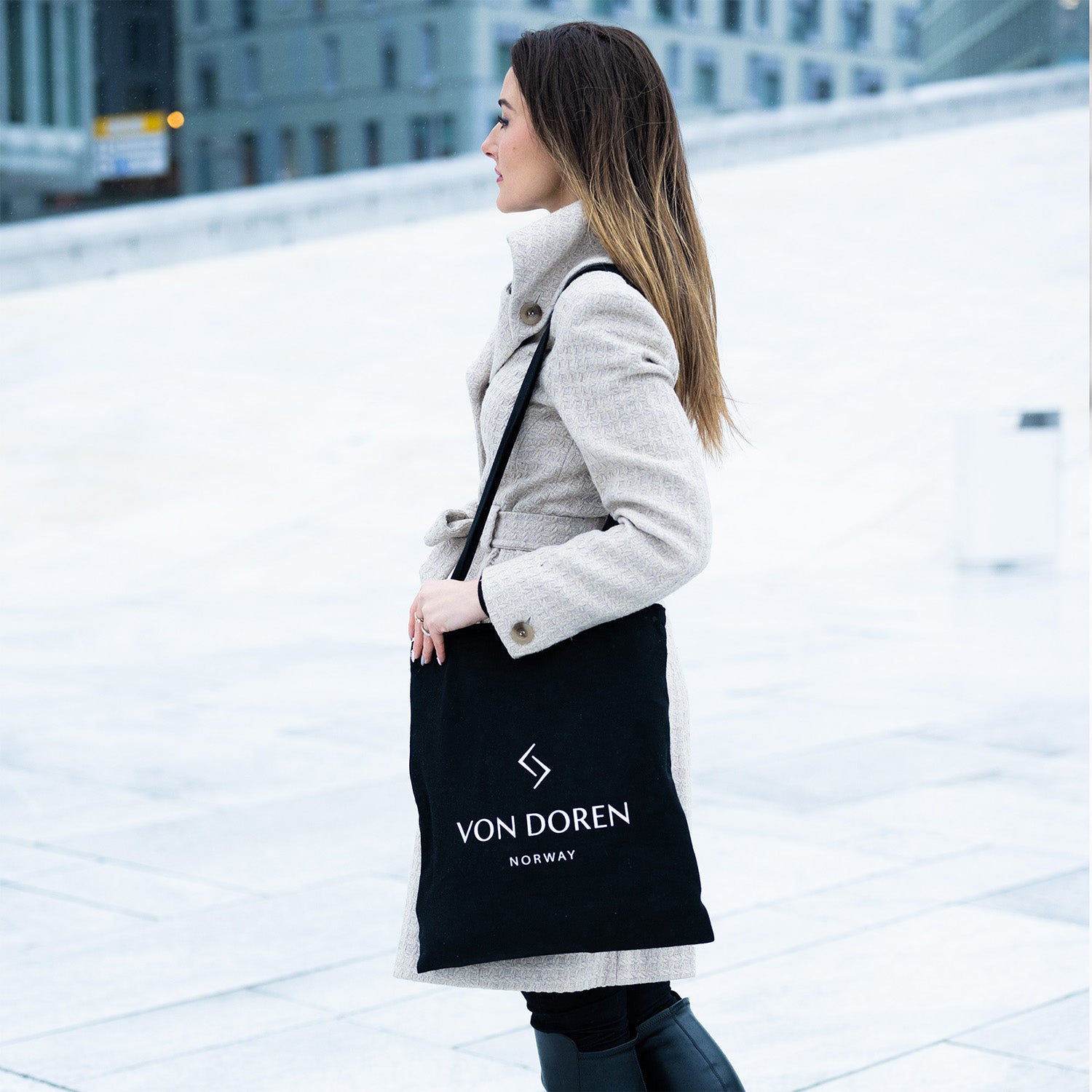 Dame bærer en Von Doren sort Tute-bag