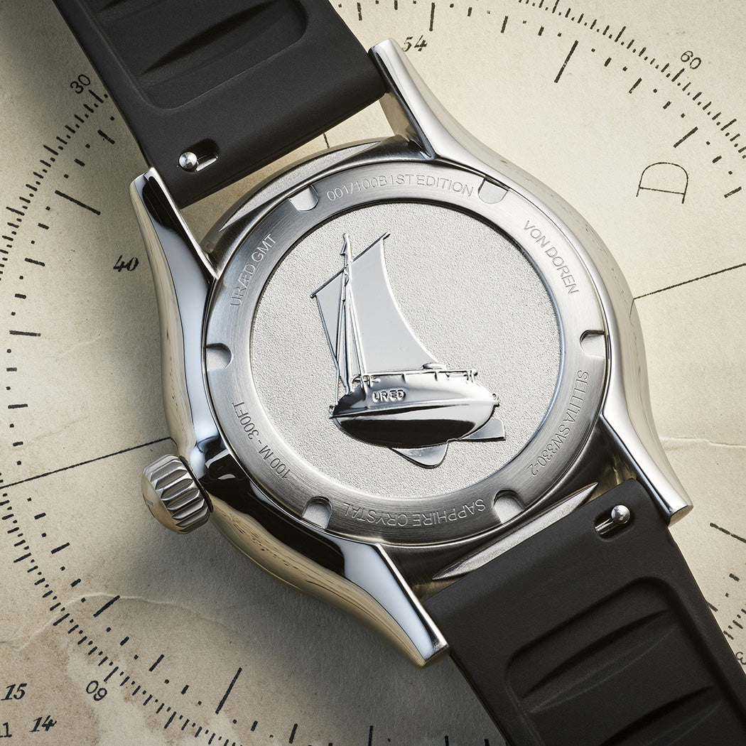Baklokket til Von Doren klokken URÆD GMT er gravert med URÆD-livbåten