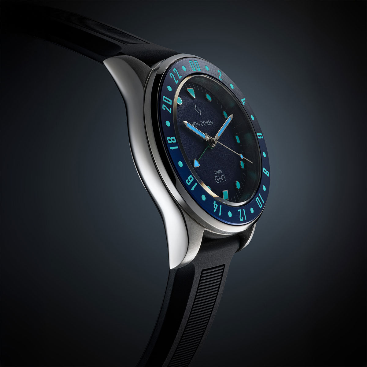 Von Doren URÆD GMT klokke med blå skive og sort rem.