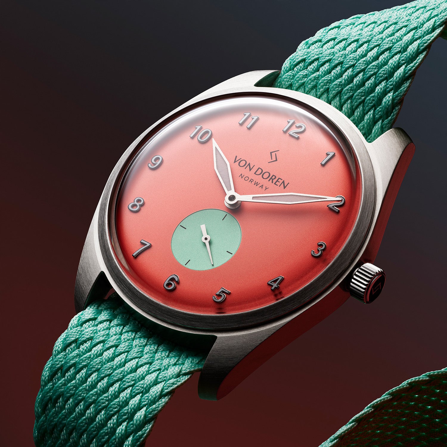 Von Doren Runde Candy Chili med rød tallskive og mintgrønn perlonrem.