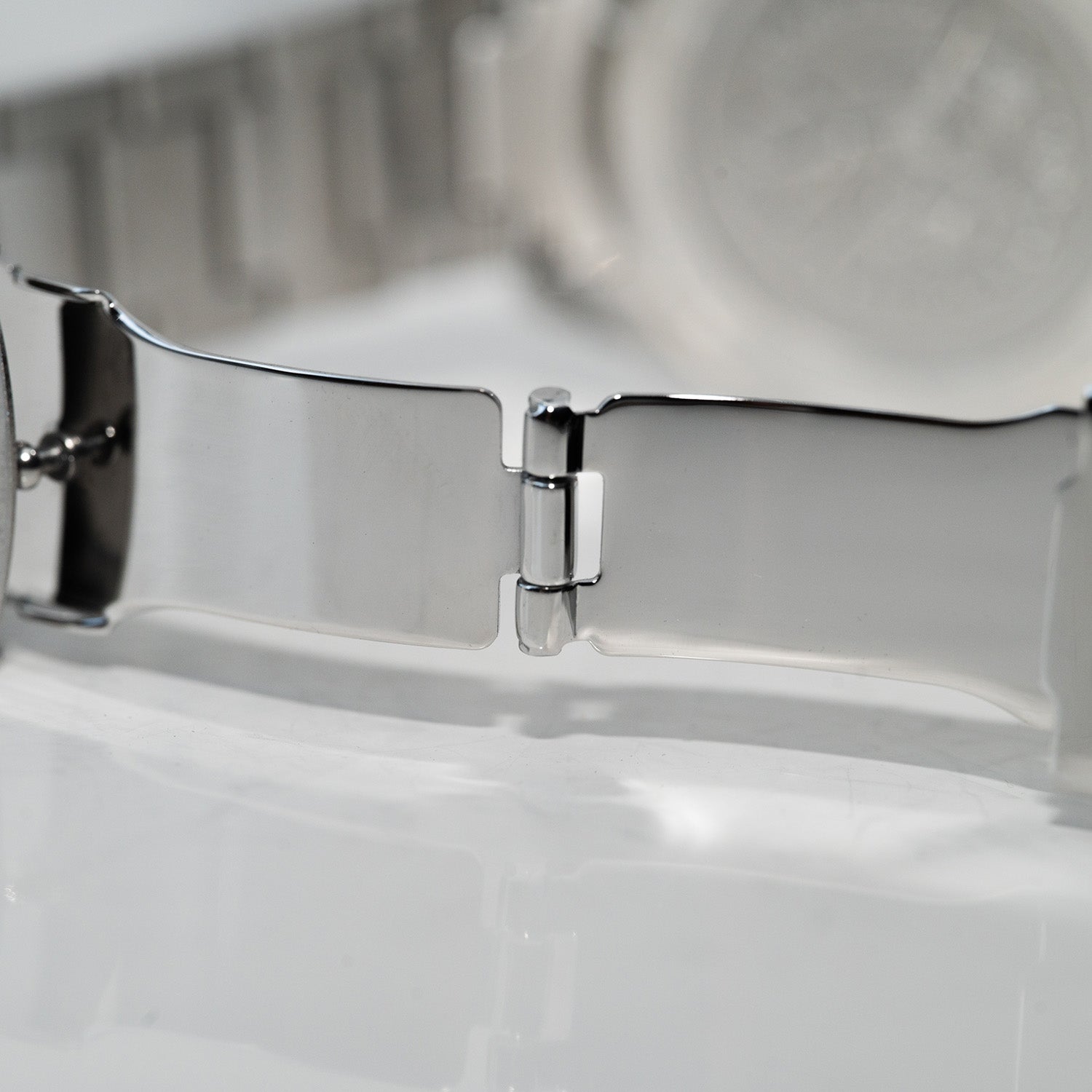 Nærbilde av polert stållenke med åpen foldelås.