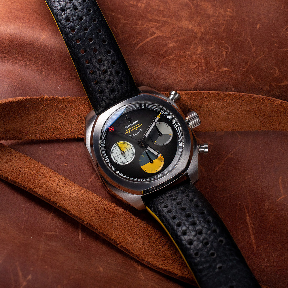 Von Doren klokke Il Tempo Gigante. Brunt skinn i bakgrunnen 