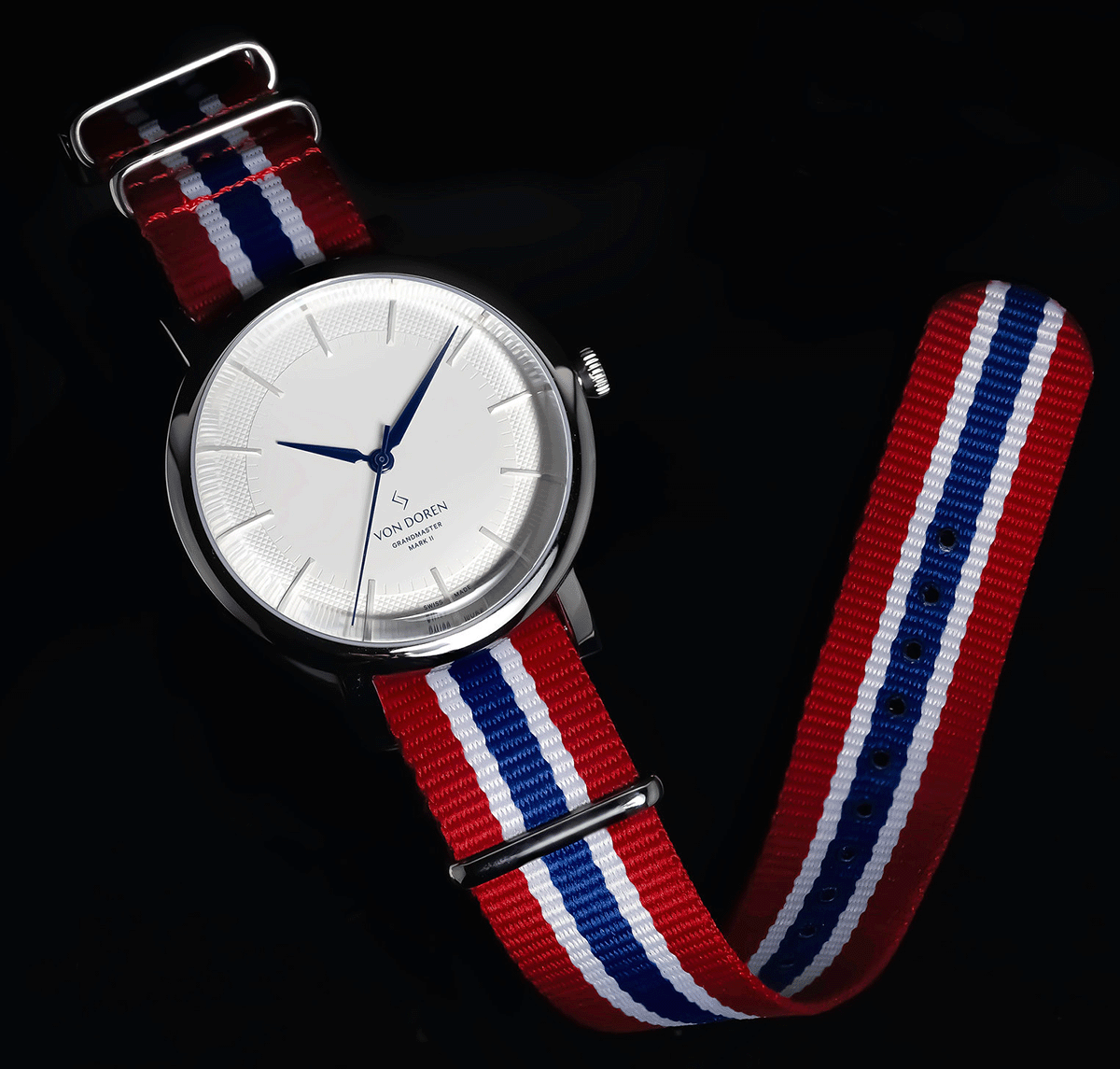 Von Doren-klokke med hvit tallskive og NATO-rem i norske farger rødt, hvitt og blått.