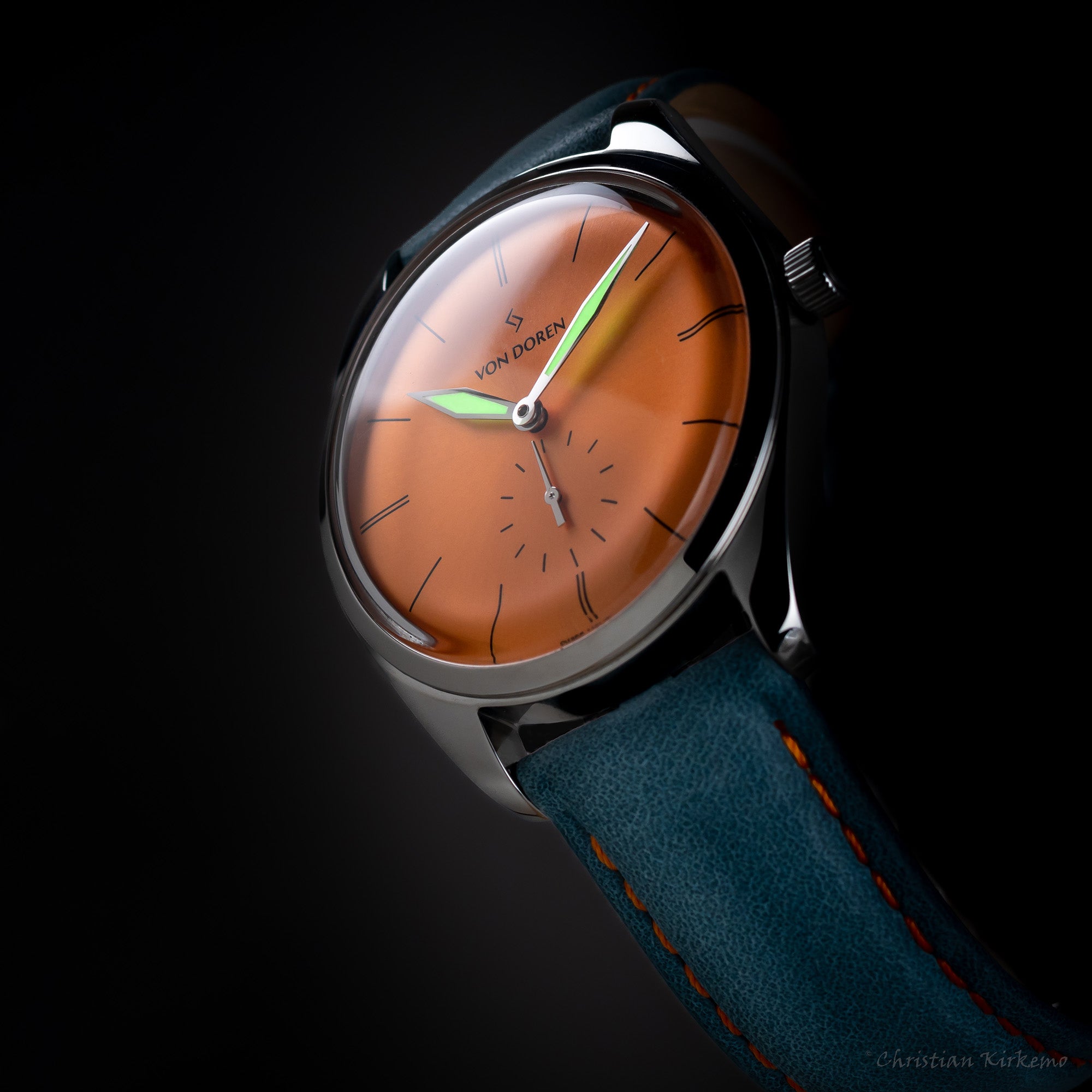 Klokke Von Doren Runde Mark II - med oransj skive og lysende visere.