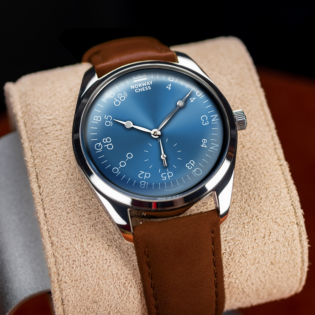 Blå klokke med sjakktrekk som markører