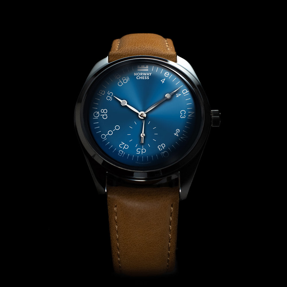 Von Doren Réti Mark II Norway Chess Edition med blå tallskive, sjakkbrettkoordinater og lys brun lærrem.