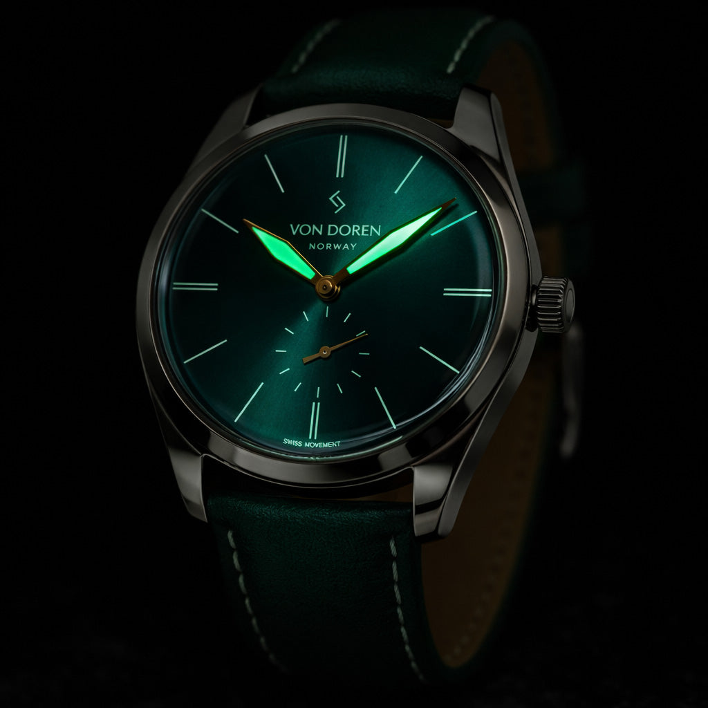 Von Doren Runde i fargen Opal. Mørkt lys hvor viserene lyser i mørket.