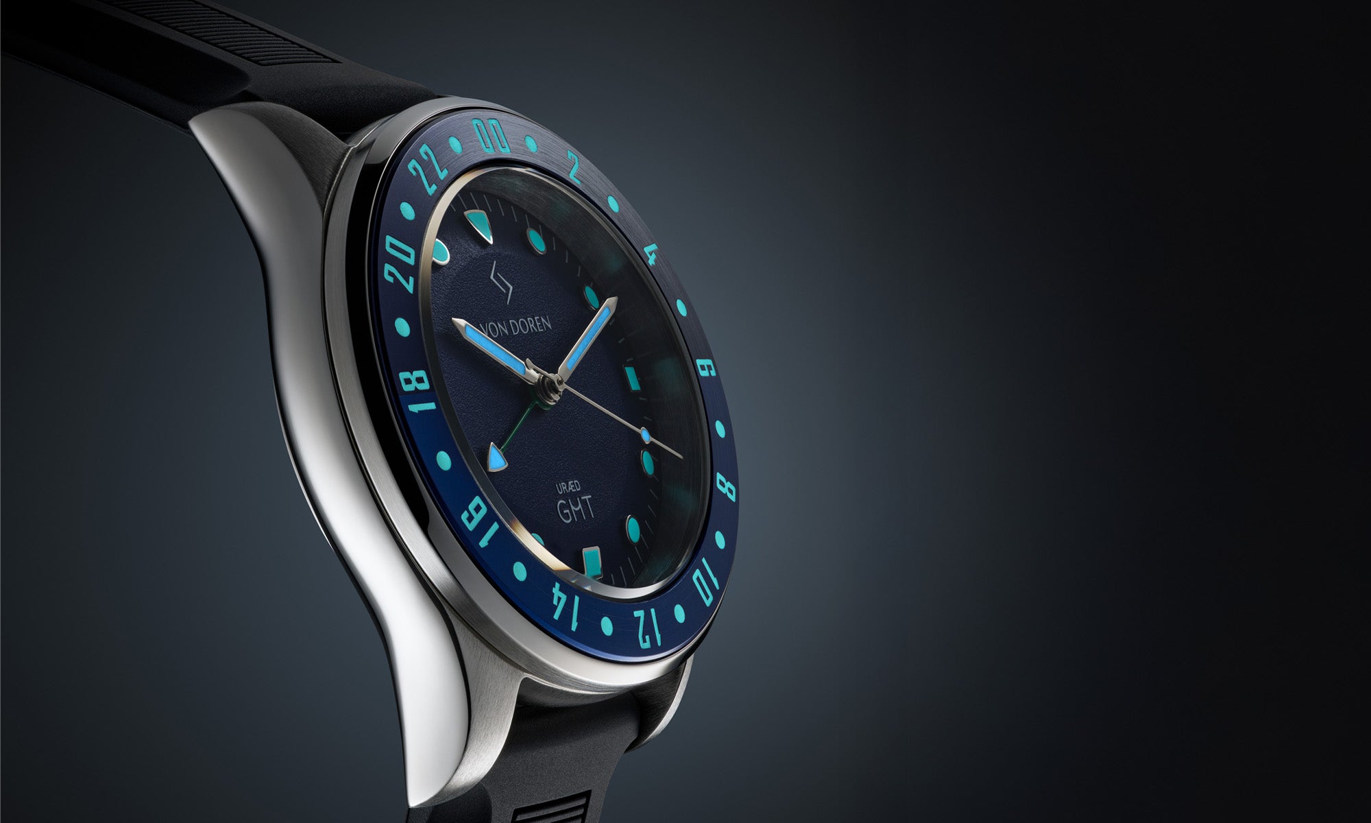 Von Doren Uræd watch from side. Black rubber strap.