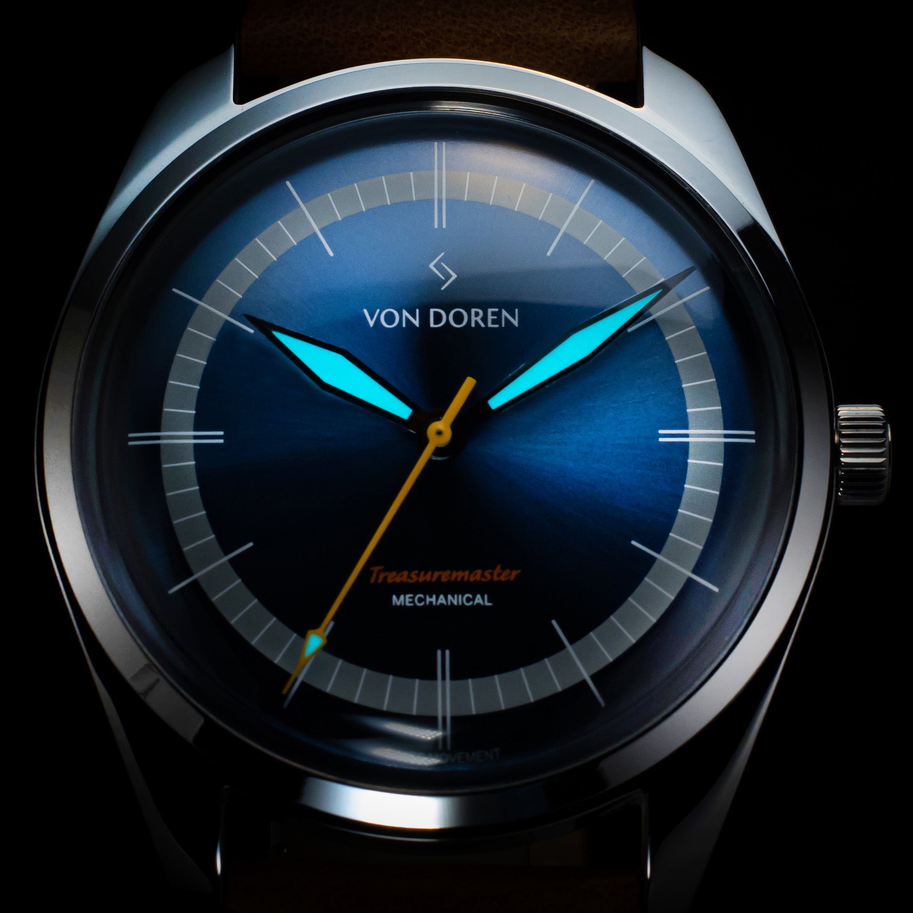 Von Doren Treasuremaster. Klokken har blå skive og selvlysende visere.