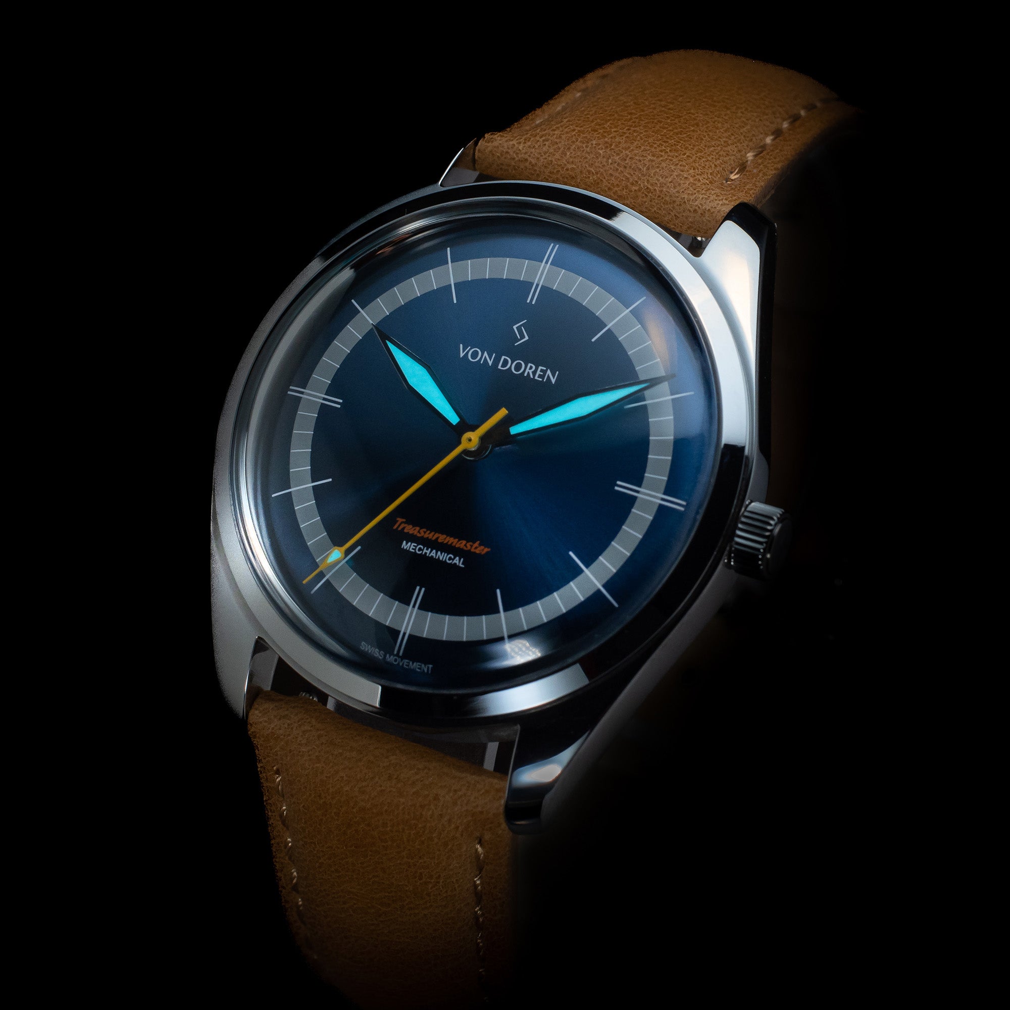 Klokke fra Von Doren. Modellen  Treasuremaster har blå skive, selvlysende visere og brun skinnreim.