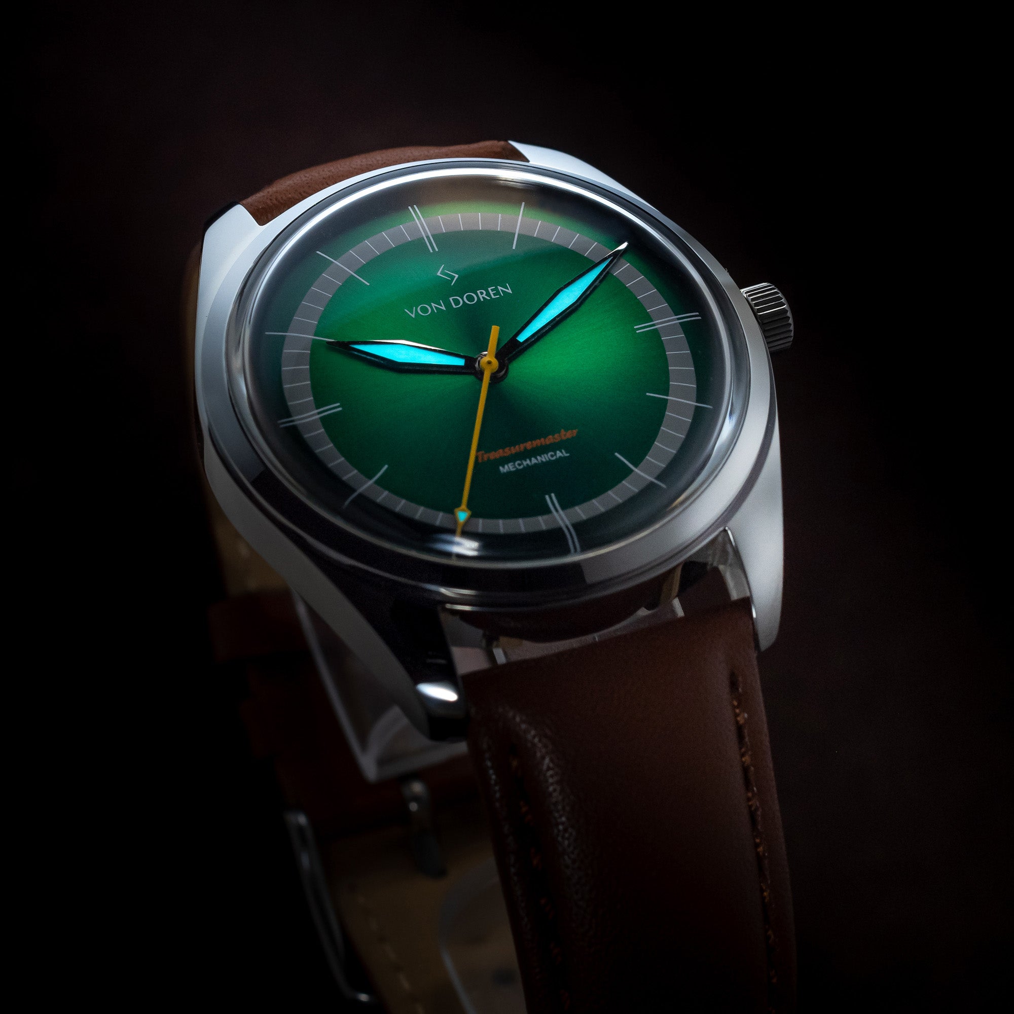 Klokke fra Von Doren. Modellen heter Treasuremaster og har grønn skive.
