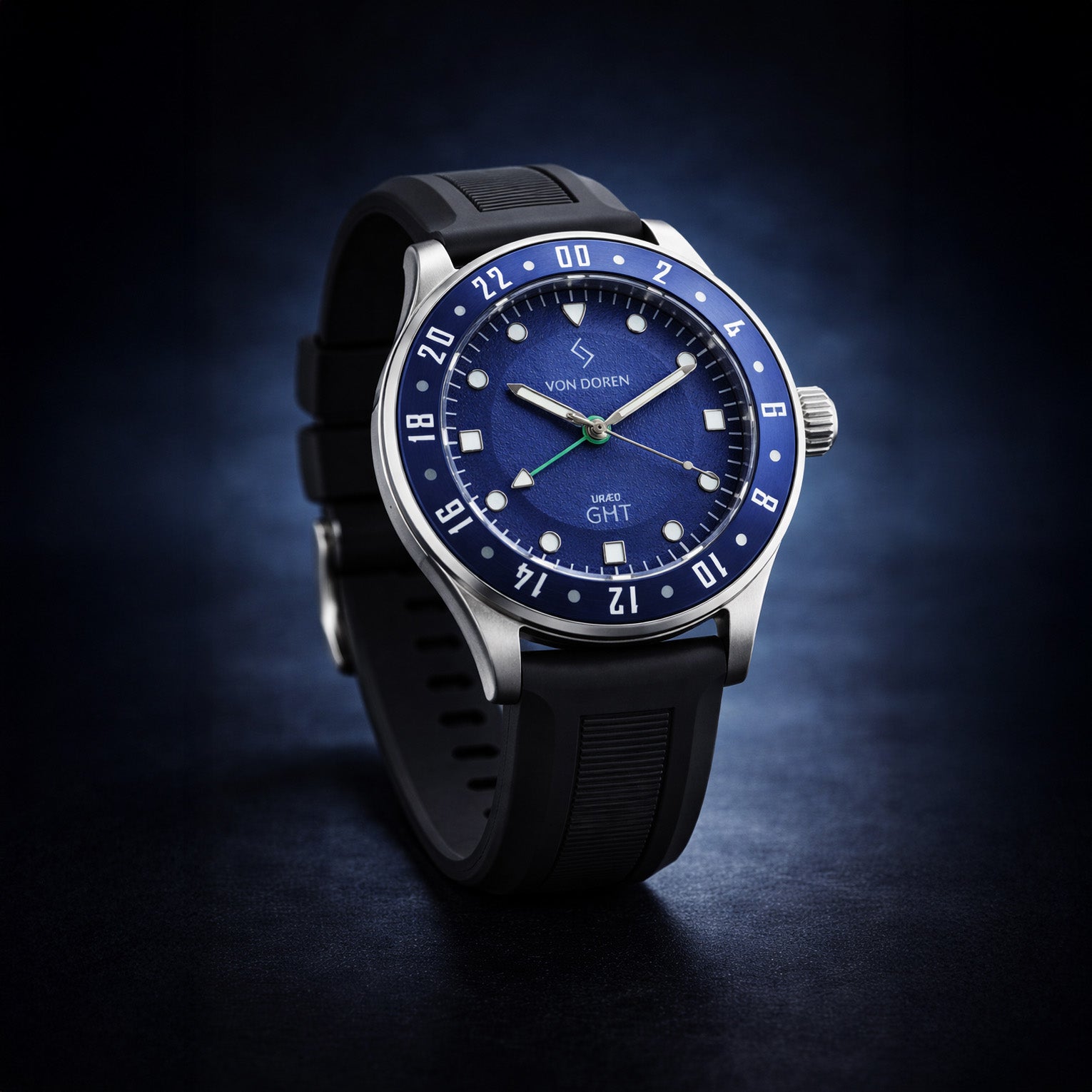Von Doren URÆD GMT blå skive vist skrått mot høyre på mørk bakgrunn