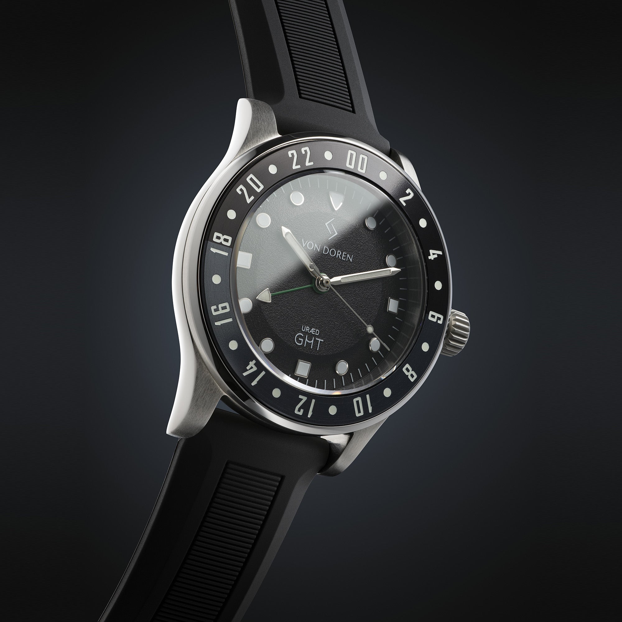 Von Doren Uræd GMT klokken med sort skive og besel.