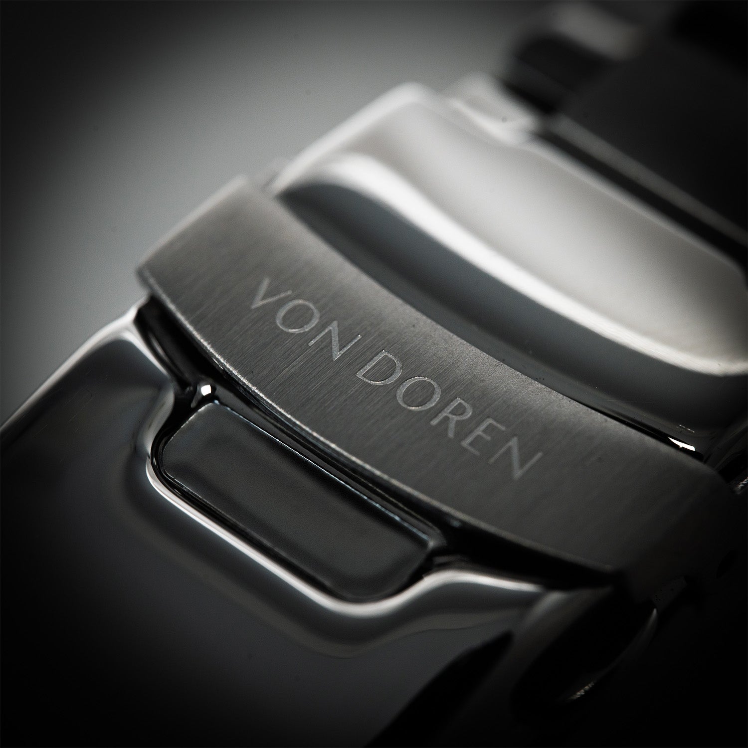 Nærbilde av stållenke med lås gravert med Von Doren-logo.