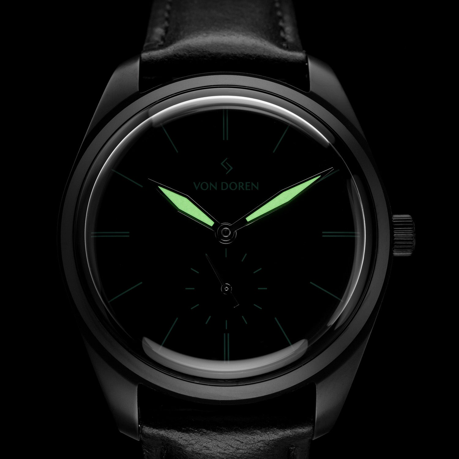 Helsort klokke med lysende visere